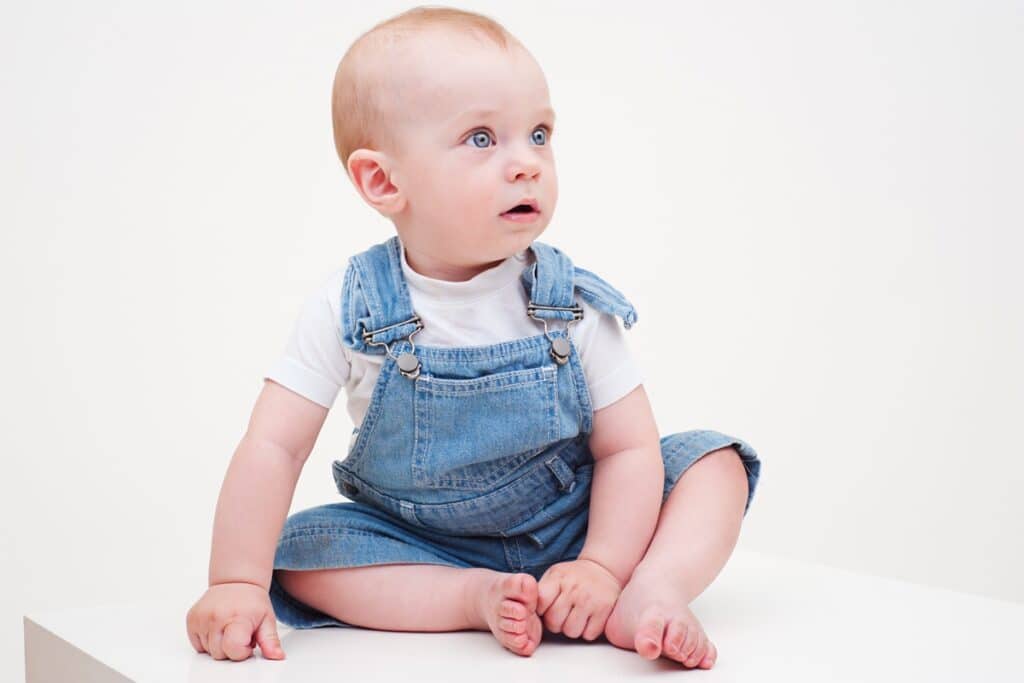 Robe, salopette ou grenouillère : que choisir pour bébé ?