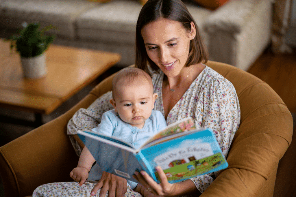 maman lit un livre à son bébé