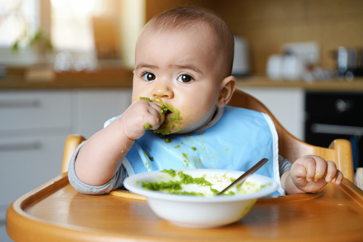 De la purée à l'autonomie : comment initier votre bébé à la nourriture