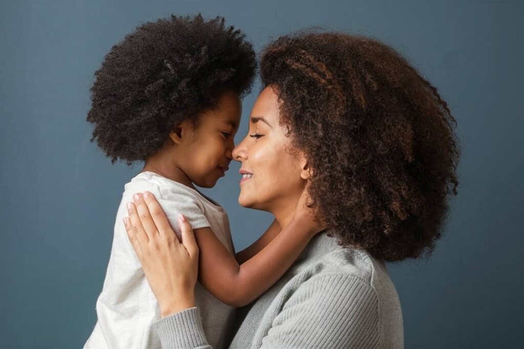 Câlins et émotions : comment le contact physique renforce le lien parent-enfant