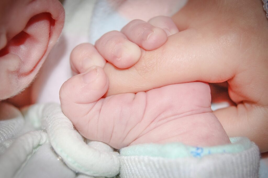 Les bienfaits du peau-à-peau : Établir une connexion profonde avec votre bébé